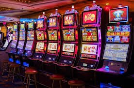 888 jackpot Mobile App Android iOS ဖုန်းပေါ်တွင် ကစားနေသောမြင်ကွင်း
